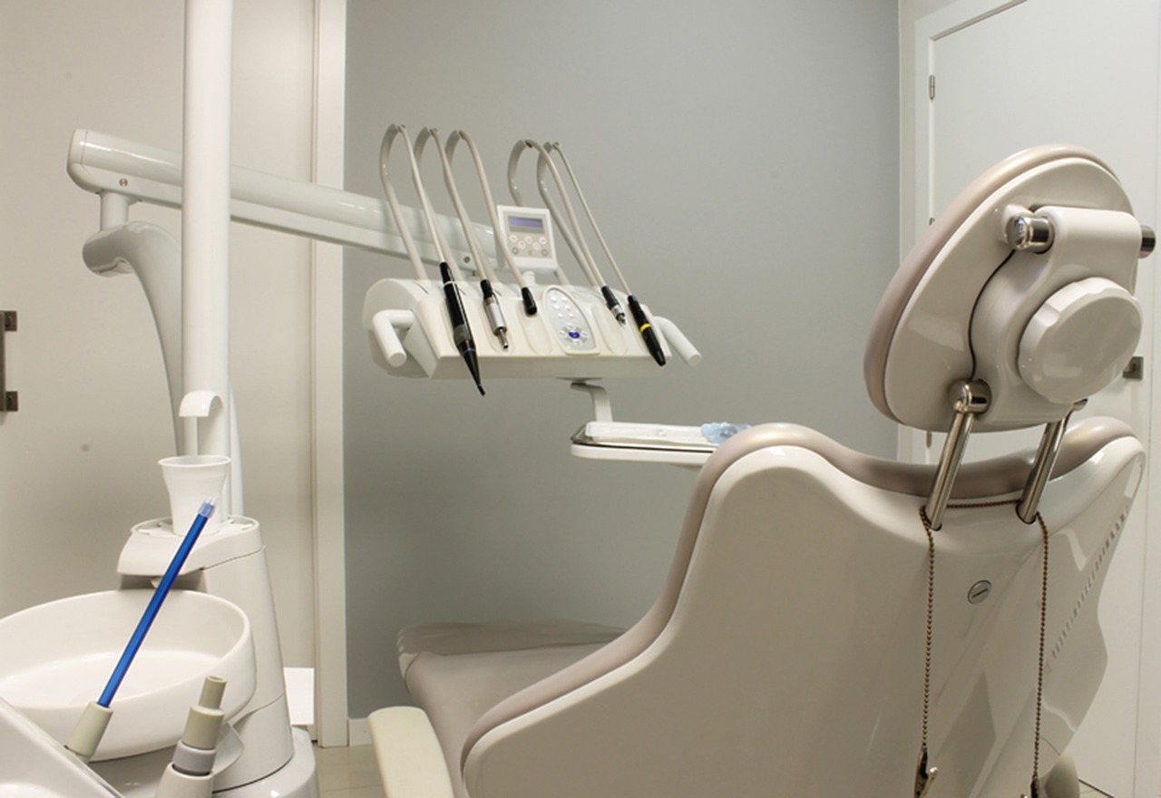 Implanty zębów – od czego zależą ceny? Implanty dentystyczne Gdańsk – implanty cyrkonowe opinie