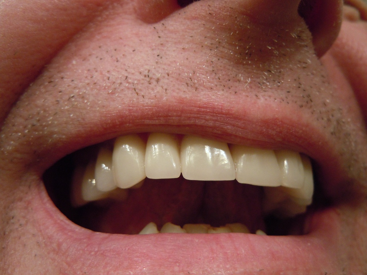 Jaka jest różnica między dentystą a ortodontą i protetykiem. Ortodonta Warszawa – cennik. Korony porcelanowe